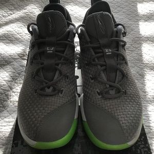 LeBron XIV Low Sneakers